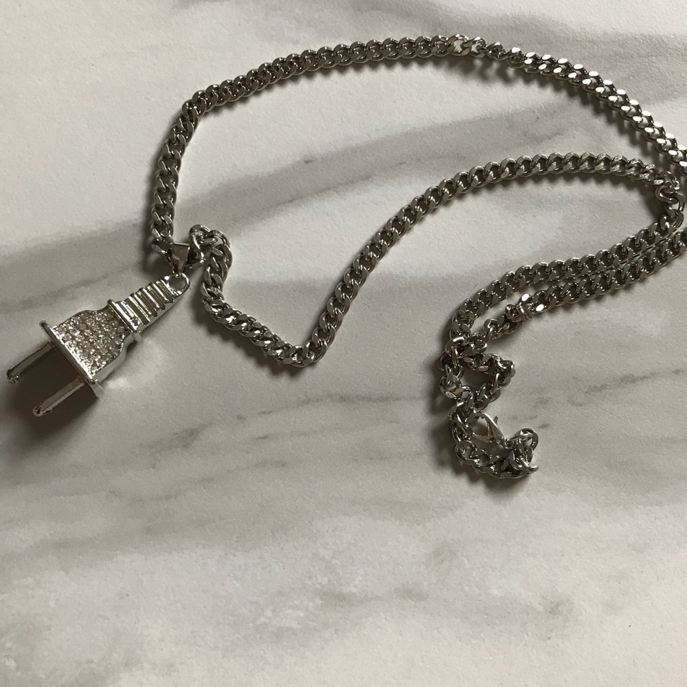 Plug diamond pendant with chain
